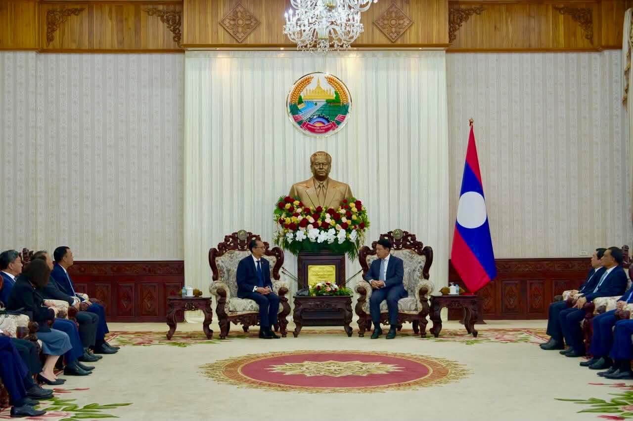 H.E. Mr. Saleumxay KOMMASITH အား လာအိုဝန်ကြီးချုပ်အဖြစ် ခန့်အပ်ခြင်းခံရသည့်အတွက် ဂုဏ်ပြုတွေ့ဆုံသည့် အခမ်းအနားသို့ လာအိုနိုင်ငံဆိုင်ရာ မြန်မာသံအမတ်ကြီး တက်ရောက်