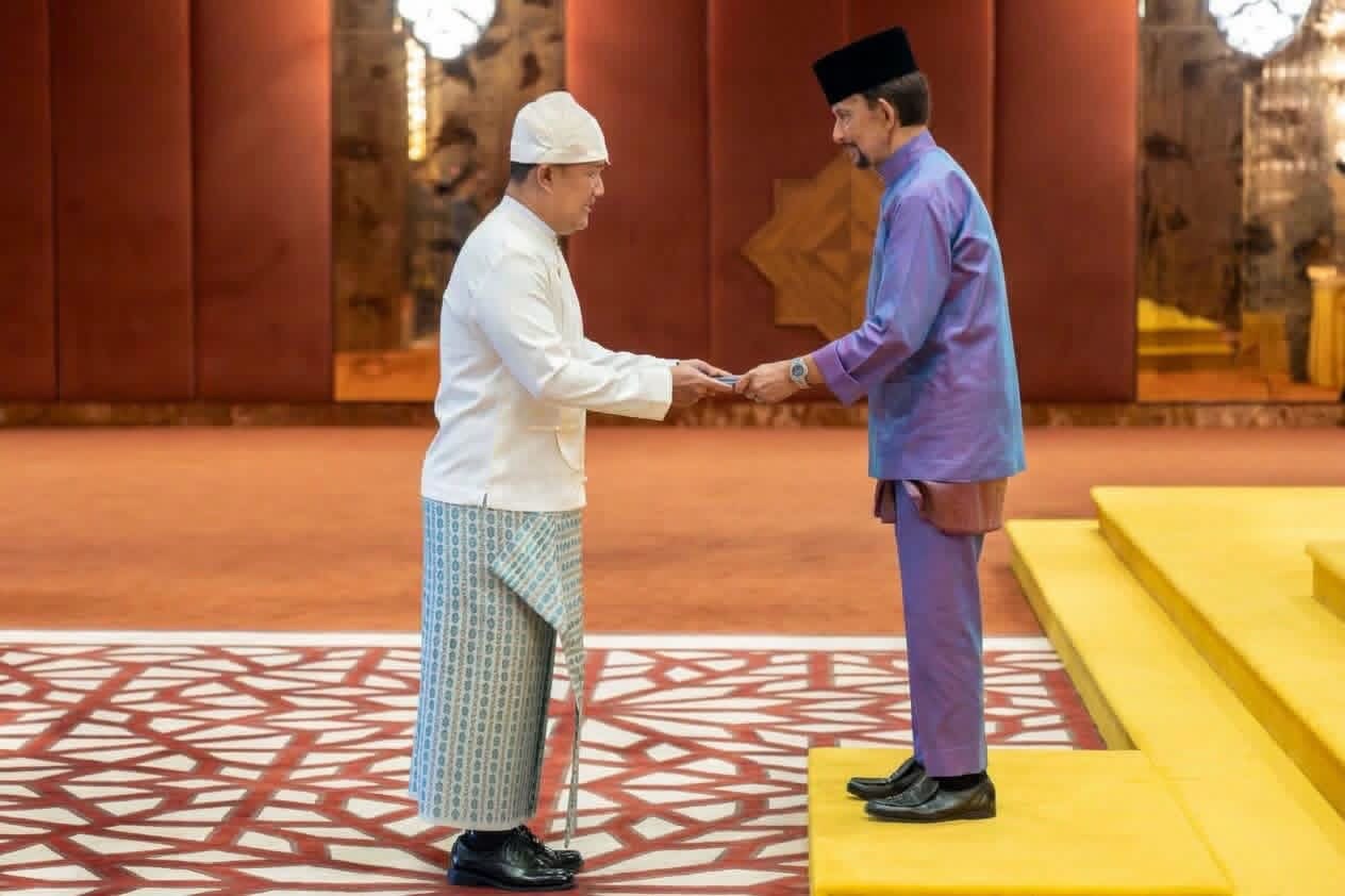 U Soe Thet Naung presents Credentials to Sultan and Yang Di-Pertuanof Brunei Darussalam